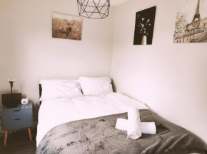 LARGE 3 BEDROOM HOME, 3 BATHROOMS, FREE PARKING, FAST WIFI